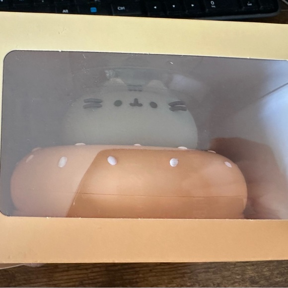 Pusheen Box Loafin Vinyl Figure Spring 2024 - Picture 2 of 4